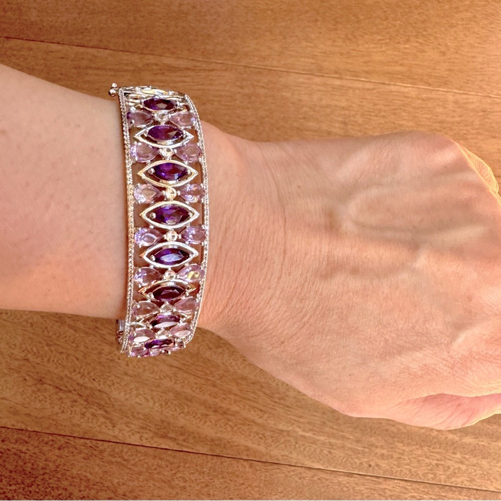Sterling Silver lady’s cast bangle bracelet
